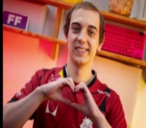 G2官媒晒Caps八年容貌变迁：八年了，俺们帽帽也长开了