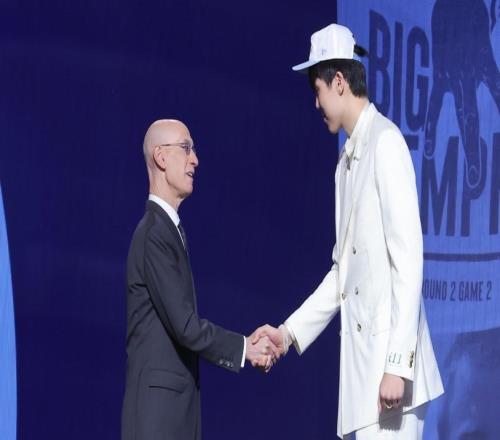 萧华称赞杨瀚森：他看起来是一个很有前途的NBA新秀