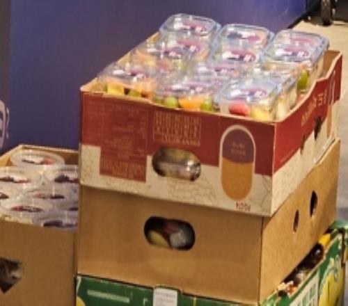 贴心Faker在场下给粉丝们准备了水果杯和酸奶