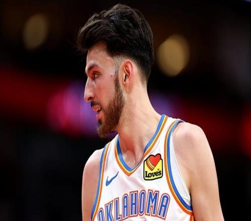 一己之力打爆火箭内线支柱！雷霆内线新星的进步确实是非常明显