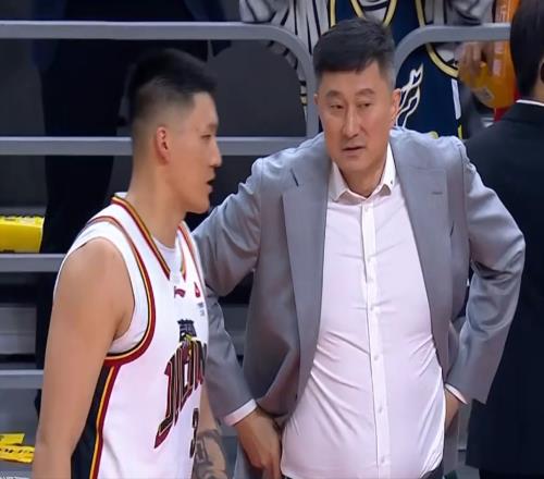 CBA：胡明轩7分五连胜，队友32+11爆发，萨姆纳6失误五犯离场