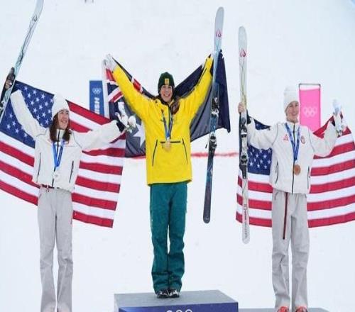 澳大利亚选手安东尼摘得自由式滑雪女子双人雪上技巧金牌