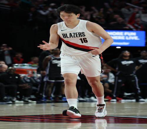 拓记：杨瀚森第一替补中锋已坐稳其它球队选秀错过小杨是个损失