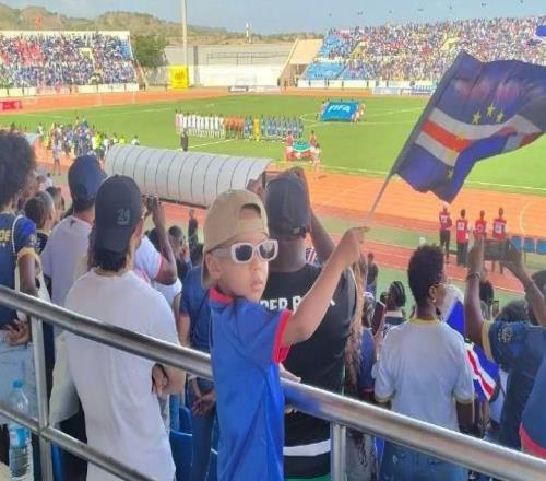 当地中国人：佛得角联赛冠军能踢中超大街小巷都是踢球的人