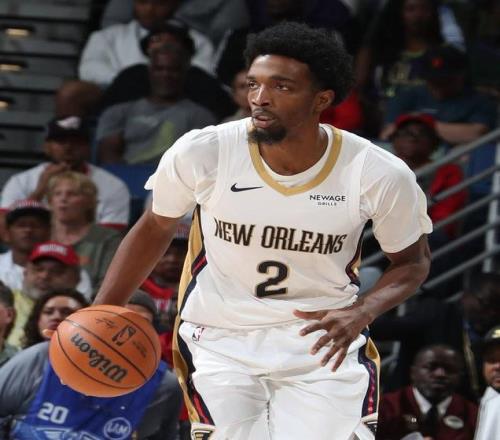 记者：湖人可用克内克特、克莱伯和2031年首轮换赫伯特琼斯