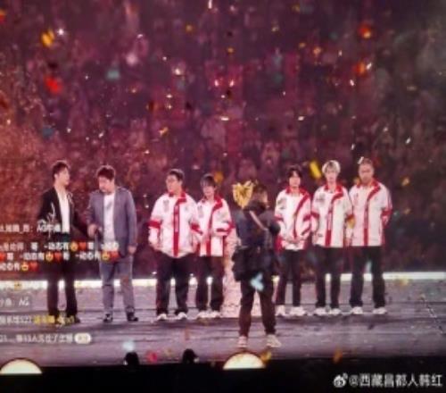 歌手韩红晒KPL照庆祝：恭喜成都AG夺冠恭喜一诺！