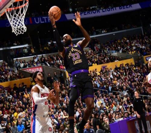 湖人惨败！东契奇30+5+11犯大错，康宁汉姆27+11，詹姆斯末节0分