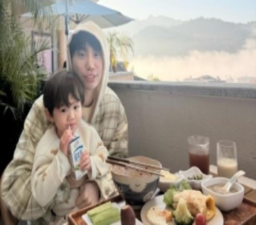 doinb分享带娃旅游照片：游客照+1