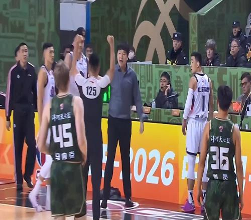 裁判抢戏，邱彪暴怒！克里斯被犯规却遭驱逐，陶汉林3犯成导火索