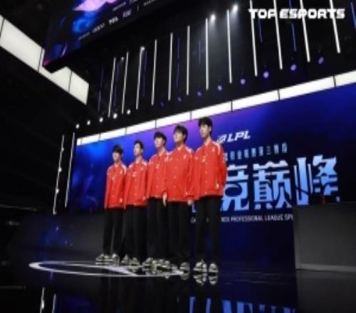 全神班的施舍FPX不敌BLG战绩1胜12负最后一场比赛将对阵TES