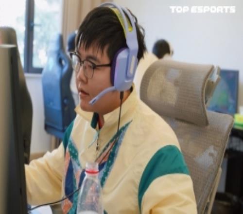 TES分享队员训练返图：努力备战，磨合进行时