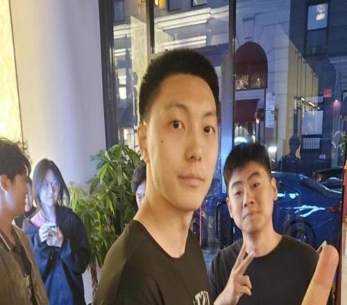 小曾穿篮网训练裤！网友在曼哈顿遇到曾凡博胡明轩：两人都很友好