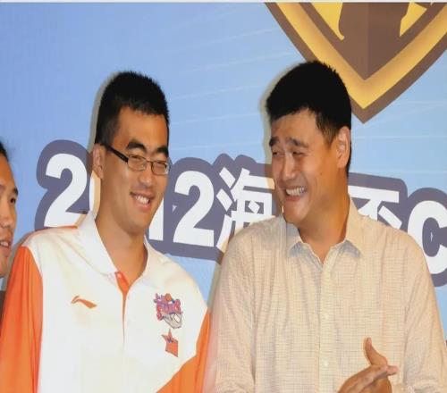 多面手！原国家队中锋如今任球队助教+翻译，称想多拿一份工资