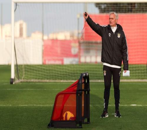 穆里尼奥步步紧逼，若左脚右边锋签约，本菲卡将进入有故事的一月