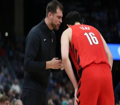 杨瀚森挣扎！勇士狂胜22分，拒绝开拓者四杀，库里迎4200三分纪录