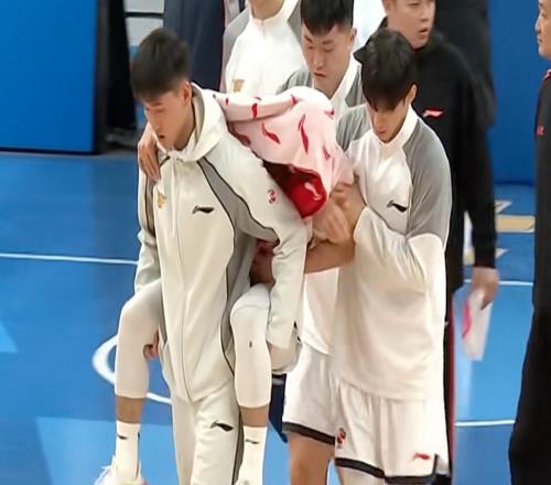 广东遭噩梦！周琦撞到徐杰腿部，被队友背下场，伤停恐致进攻崩盘