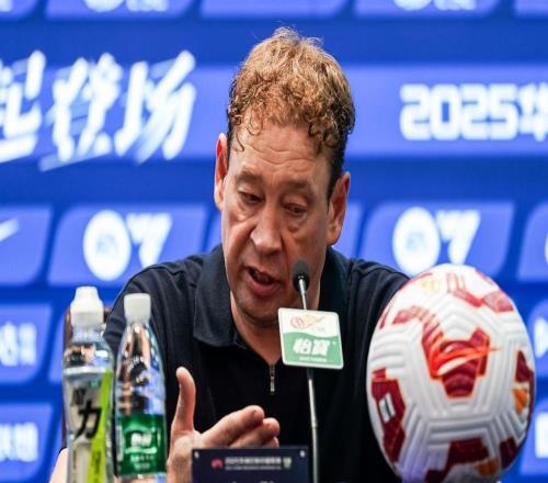 申花打平+低级失误，斯卢茨基疑似抹眼泪，发布会直言想“解脱”