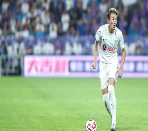 意外吗36岁老将加盟重庆铜梁龙，球迷质疑是来养老的，引发热议