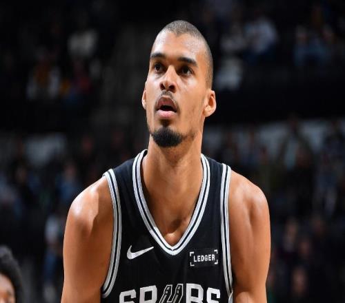 文班16+16+4帽马刺无缘20分逆转鹈鹕锡安24+10贝24+10