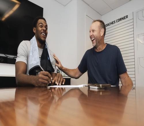 曾凡博留洋NBA受挫，篮网高调连签2人：双向+续约，小曾恐重返CBA