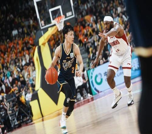 徐杰拍片结果：骨头没事，但伤及旧伤部位