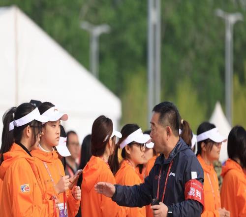 自备饮料裁判、终点主裁，251名裁判守护北京半马