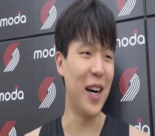 杨瀚森首秀2+1，惨遭克林根肘击放倒！欢迎来到险恶的NBA！