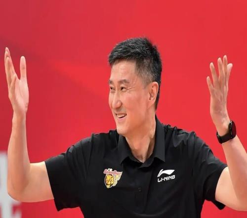 广东男篮CBA全家福出炉：徐杰领衔15人+4外援集结，杜锋剑指冠军