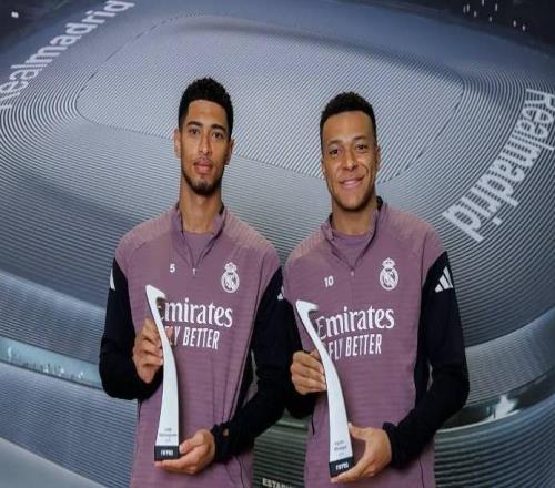 荣耀时刻，姆巴佩和贝林厄姆领取2025年度FIFPro最佳阵容奖杯