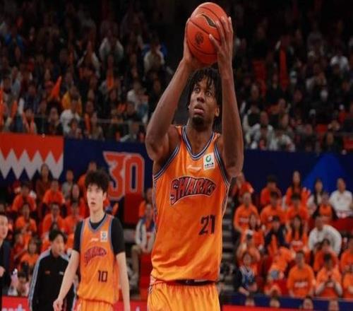 37岁老将狂轰40分31板！CBA又杀出一条大鲨鱼，杜锋被他害惨了