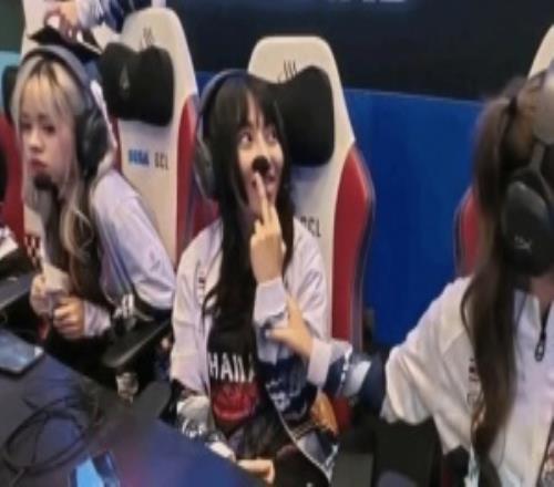 女电竞选手曝出丑闻！对着镜头做出竖中指国家队比赛疑似叫代打却遭横扫