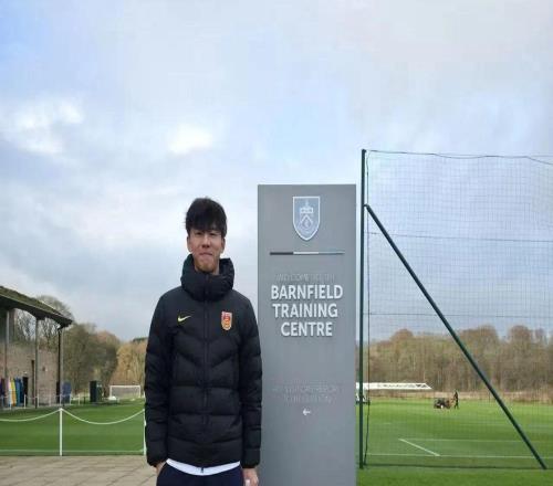 官宣！英超倒数第2签18岁中国前锋身披9号球衣租借塞尔维亚球队