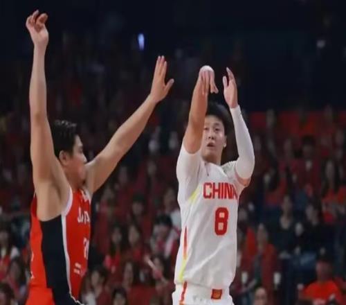 男篮15分逆转日本，6人表现优秀，4人合格，1人不及格