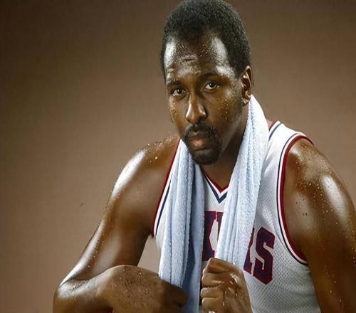 伟大的先驱！他是NBA第一个高中生，打满19个赛季，三夺MVP！