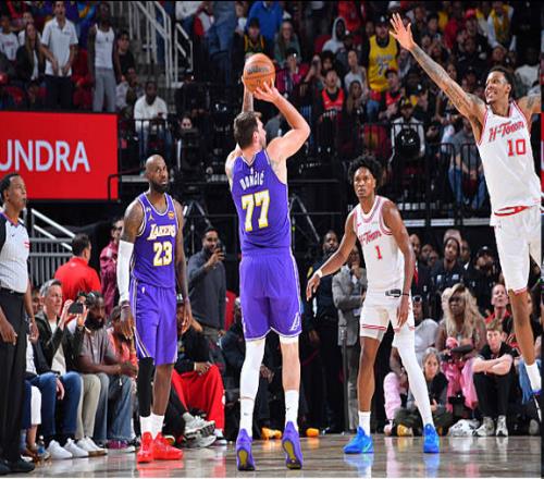 东契奇连中两记决胜三分！镜头捕捉爆粗细节：我XX就干这事儿