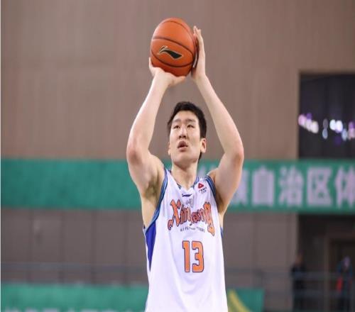 郭士强观战！新疆险21分逆转广州阿不都11+11篮板超杜锋