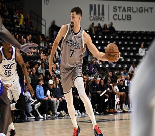 面对骑士展现出了超强的投射能力，强力投手能在独行侠站稳脚跟吗