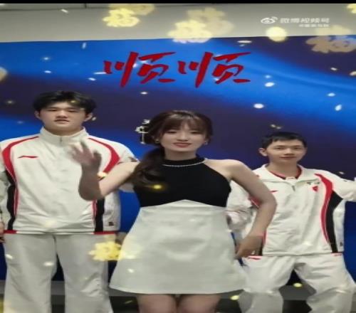 主持夏安与TES中辅跳舞：小奶油人上人，fengyue给到夯