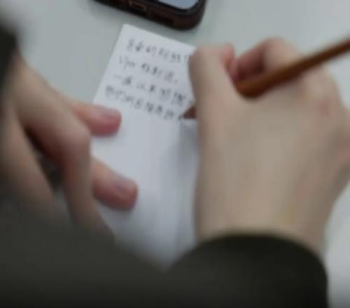 BLG发布Viper手写中文信全过程：Viper的心意希望大家都能收到