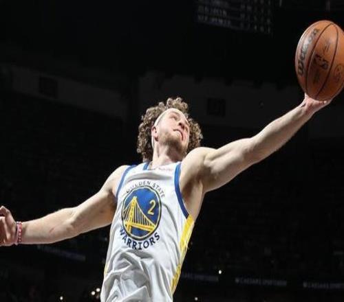 波齐姆斯基过去两场比赛摘下30个篮板创队史后卫纪录