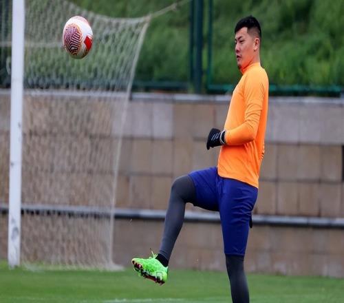 他是国足退役门将中发展最好的一位，如今成大连队老总，赢得点赞