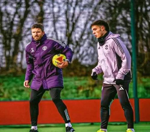 曼联今夏愿3000万卖乌加特！拉爵因他改变转会策略，清洗名单6人