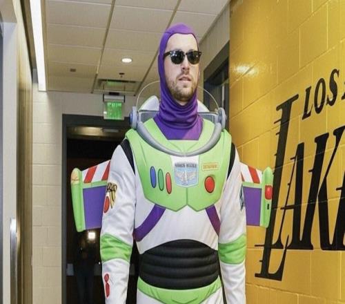 东契奇今日NBA杯迎来复出，赛前装扮成巴斯光年入场