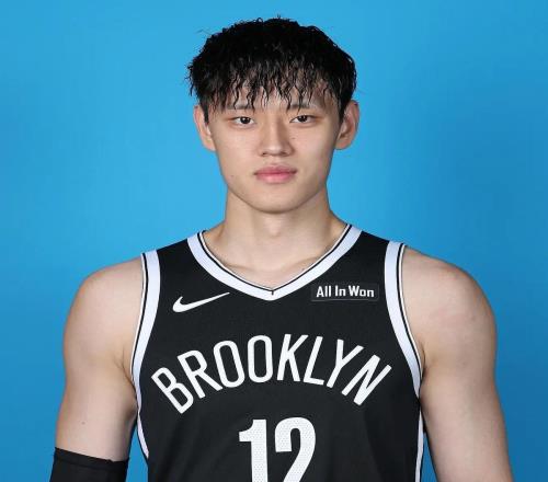 走周琦老路爆多支NBL队伍联系曾凡博，媒体人：他有三条路可选