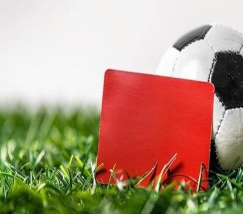 日本国脚竟拿战犯照片合影，英超球队道歉