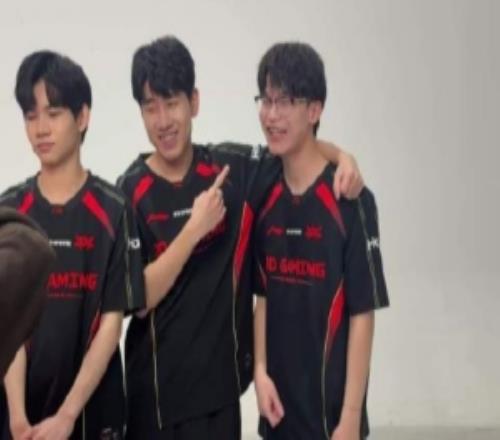 JDG分享主宣拍摄日花絮：兄弟俩笑的太灿烂了