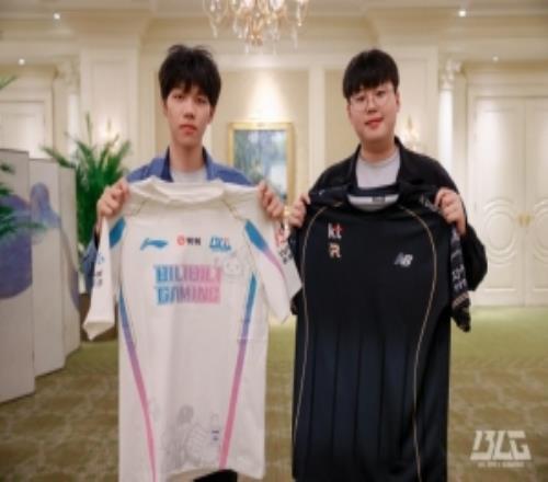 BLG俱乐部分享照片：ON与KT辅助选手Peter互换队服