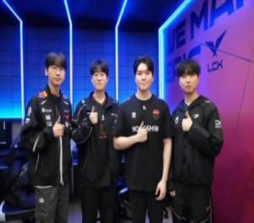 HLE分享季前赛活动上单队合影：很高兴见到你们