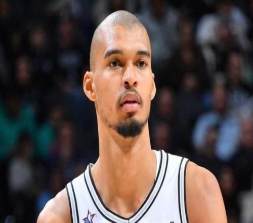 文班复出32+12+8！马刺复仇黄蜂巩固西部第二克努佩尔20+6