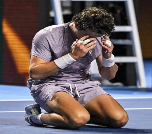 丰塞卡夺冠后透露赛前承诺剃光头，颁奖典礼坦言将冠军献给母亲